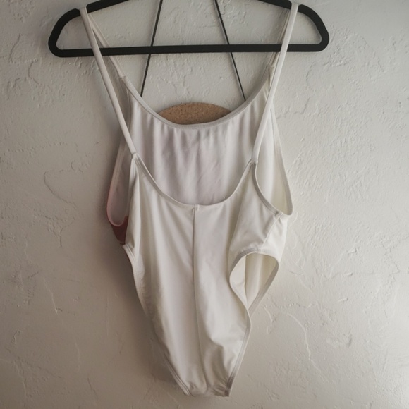 High cut one-piece swimsuit - Picture 3 of 4